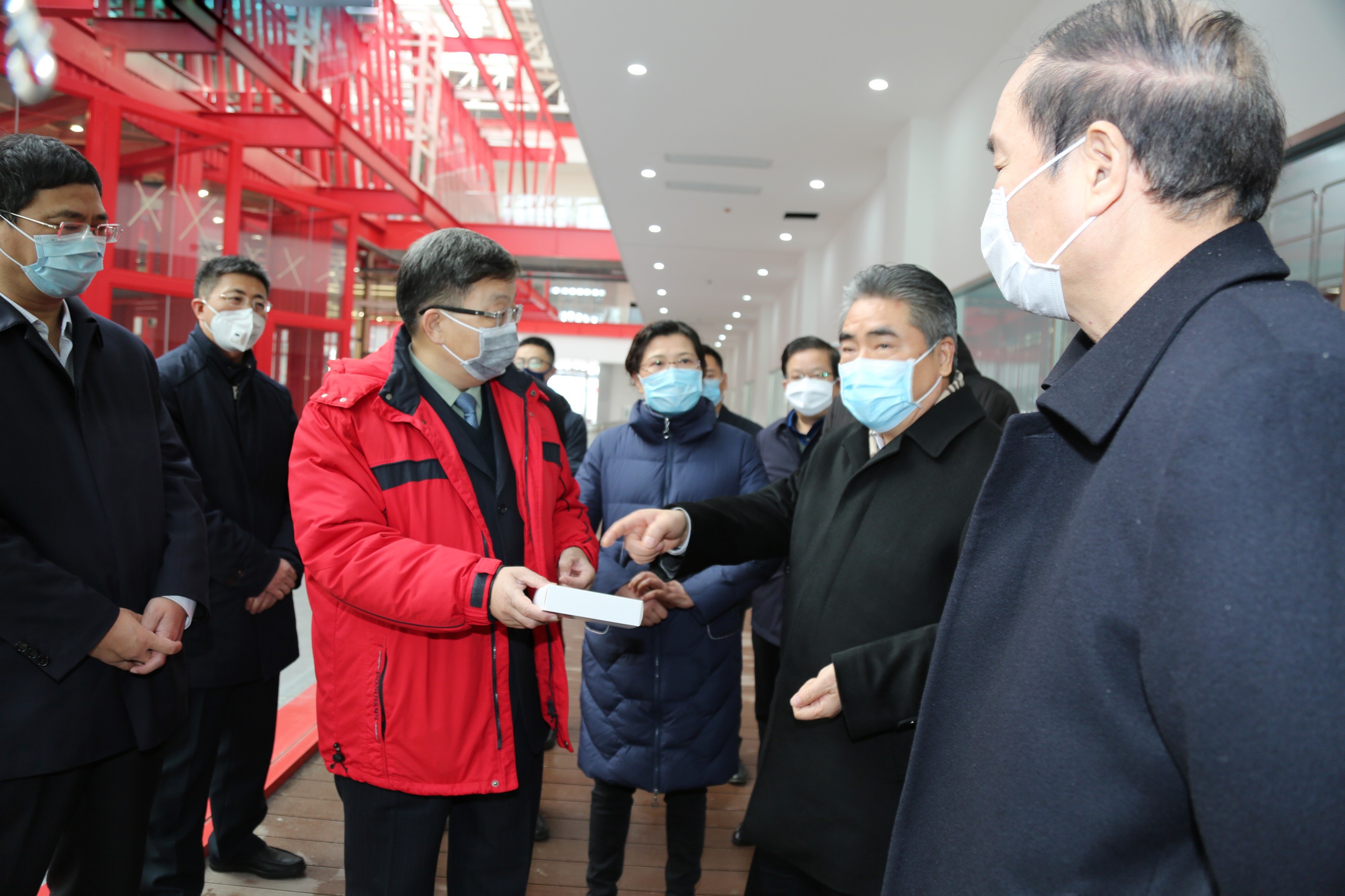 市委书记项雪龙一行莅临28圈(NG)大舞台药业 关怀指导新冠肺炎防控药物生产工作